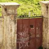 ...verranno anche ripristinate le due colonne che introducevano al lungo viale alberato che portava all�entrata�